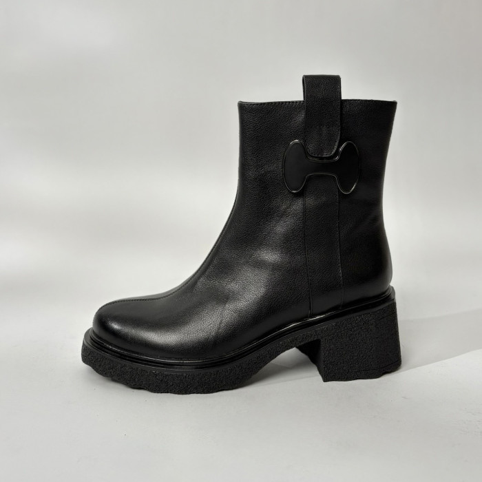 Dámske kožené členkové čižmy Ladies s ozdobným detailom Dámske kožené členkové čižmy Ladies s ozdobným detailom
