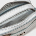 Dámska modrá crossbody kabelka Wonders s kovovým logom Dámska modrá crossbody kabelka Wonders s kovovým logom