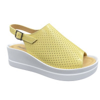 Kožené sandále na klinovom podpätku v žltej farbe